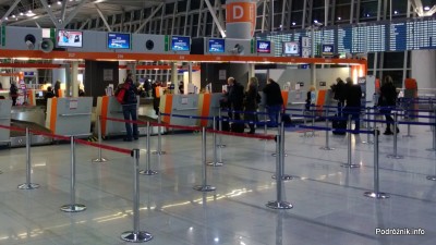 Trzy wydzielone stanowiska do oprawy pasażerów pierwszego komercyjnego lotu Boeinga 787 Dreamliner w barwach Polskich Linii Lotniczych LOT do Pragi (LO523)
