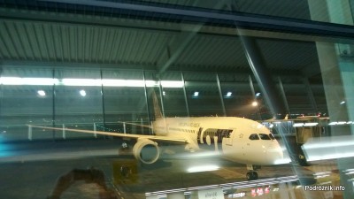 Boeing 787 Dreamliner Polskich Lini Lotniczych LOT (SP-LRA) widoczny z terminala