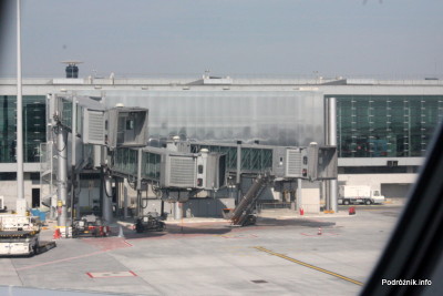 Lotnisko Paryż Charles de Gaulle (CDG) - widok na stanowisko z trzema rękawami do obsługi Super Jumbo i Jumbo Jet