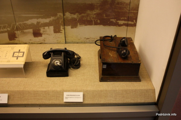 Chiny - Pekin - Muzeum Kolejnictwa - stare kolejowe aparaty telefoniczne - kwiecień 2013