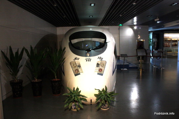 Chiny - Pekin - Muzeum Kolejnictwa - symulator chińskiego TGV z zewnątrz - kwiecień 2013