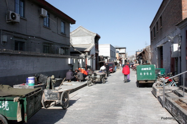 Chiny - Pekin - odnawiana ulicy i mężczyźni grający pod murem - kwiecień 2013