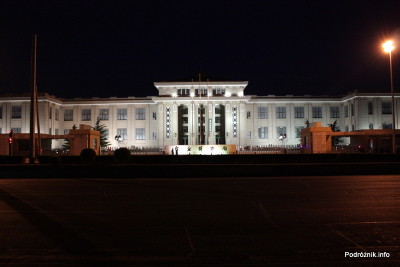Chiny - Pekin - oświetlony gmach - kwiecień 2013