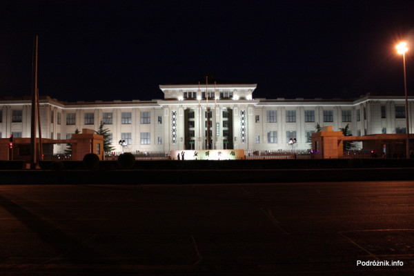 Chiny - Pekin - oświetlony gmach - kwiecień 2013