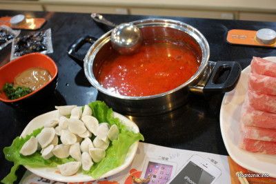 Chiny - Pekin - czerwona pikantna zupa oraz malutkie pierożki i cieniutkie plasterki jagnięciny - kwiecień 2013