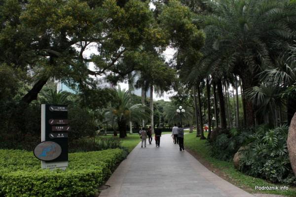 Chiny - Shenzhen - park przy stacji metra Tongxinling - drogowskaz przy alejce - kwiecień 2013