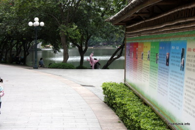 Chiny - Shenzhen - park przy stacji metra Tongxinling - kobieta ćwicząca Tai Chi przy jeziorze - kwiecień 2013