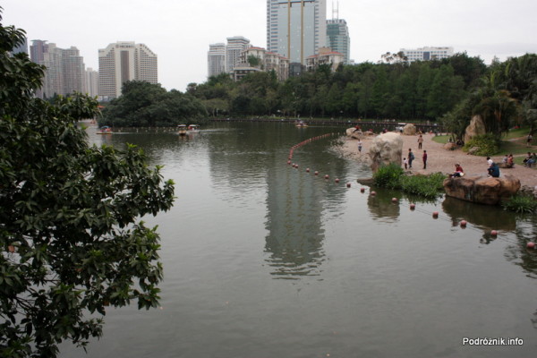 Chiny - Shenzhen - park przy stacji metra Tongxinling - jezioro - kwiecień 2013