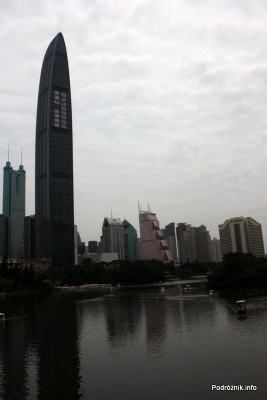 Chiny - Shenzhen - park przy stacji metra Tongxinling - wieżowiec wybijający się ponad resztę - kwiecień 2013