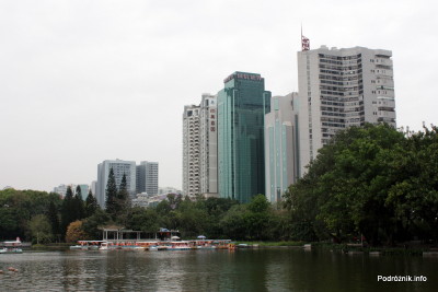 Chiny - Shenzhen - park przy stacji metra Tongxinling - widok na jezioro z wieżowcami w tle - kwiecień 2013