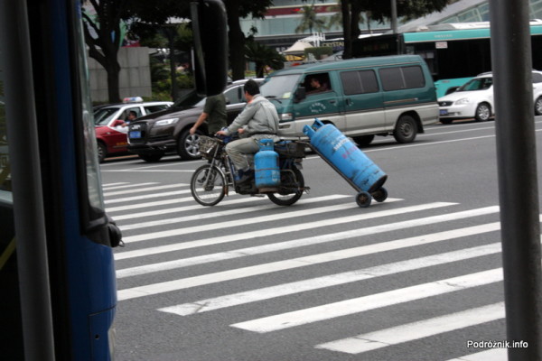 Chiny - Shenzhen - motor z dwoma butlami z gazem i trzecią ciągniętą na wózku - kwiecień 2013