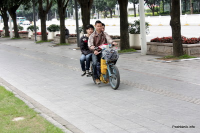 Chiny - Shenzhen - motor z szerokim bagażnikiem na którym mogą usiąść obok siebie dwie osoby - kwiecień 2013
