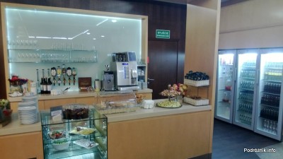 Polska - Warszawa - Lotnisko Chopina - Salonik Executive Lounge Ballada - lada z jedzeniem i barek - kwiecień 2013
