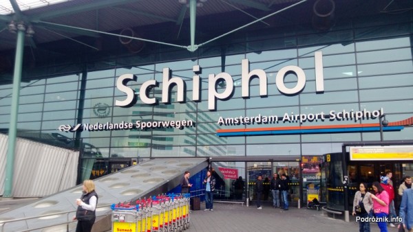 Holandia - Amsterdam - Lotnisko Schiphol - przed wejściem - kwiecień 2013