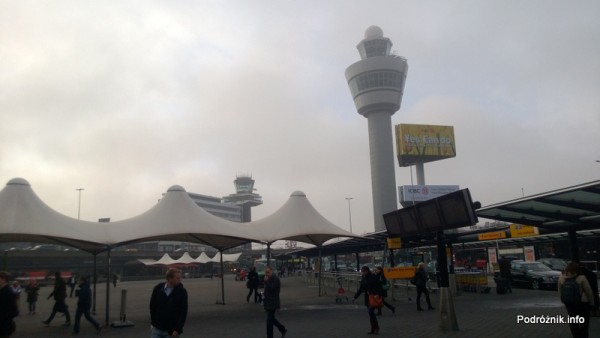 Holandia - Amsterdam - Lotnisko Schiphol - widok sprzed wejścia - kwiecień 2013