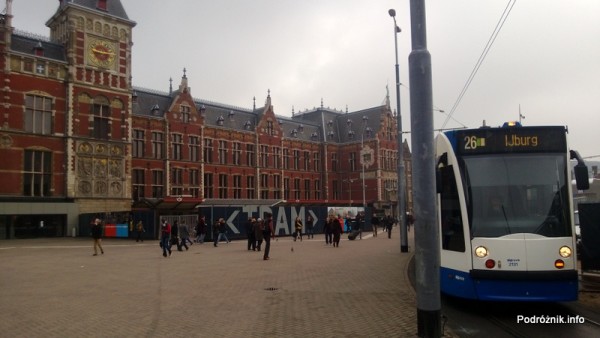 Holandia - Amsterdam - Plac przed dworcem kolejowym Amsterdam Centraal - kwiecień 2013