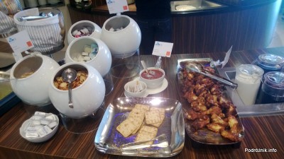 Holandia - Amsterdam - Lotnisko Schiphol - KLM Crown Lounge - fragment lady z jedzeniem - kwiecień 2013