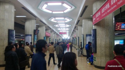 Chiny - Pekin - stacja metra Dongzhimen - peron - kwiecień 2013