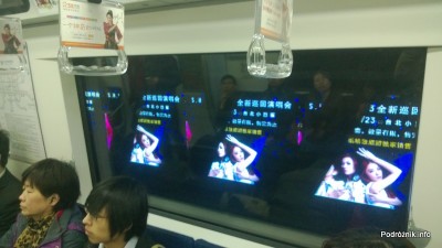 Chiny - Pekin - reklamy wyświetlane za oknem metra podczas jazdy - kwiecień 2013