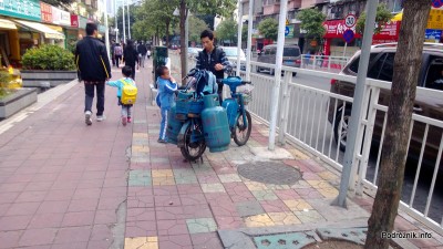 Chiny - Shenzhen - przewóz butli gazowych i dziecka na rowerze - kwiecień 2013