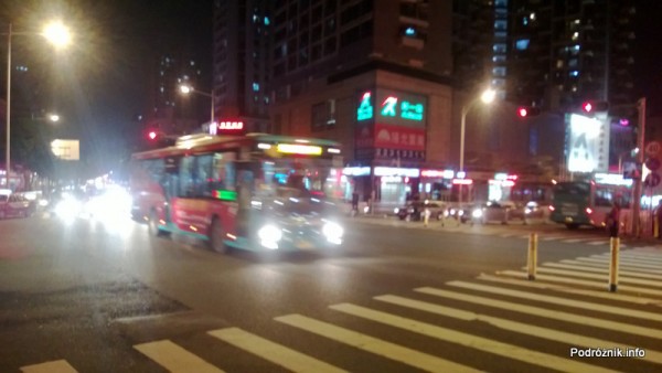 Chiny - Shenzhen - noc - autobus na skrzyżowaniu - kwiecień 2013