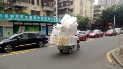 Chiny - Shenzhen - trójkołowiec wyładowany ponad swoje możliwości - kwiecień 2013