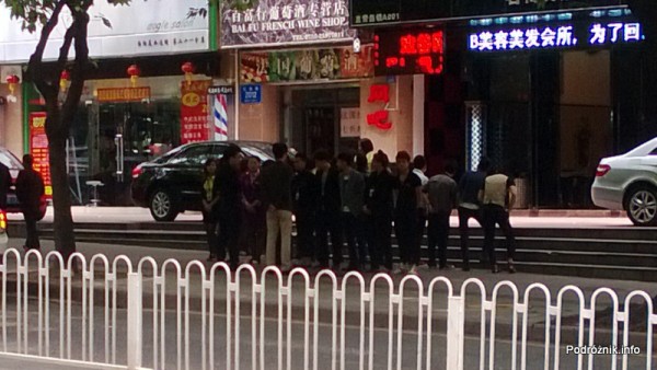 Chiny - Shenzhen - odprawa pracowników przed rozpoczęciem pracy - kwiecień 2013