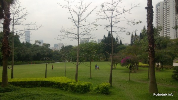 Chiny - Shenzhen - park przy stacji metra Tongxinling - kwiecień 2013