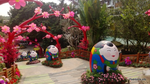 Chiny - Shenzhen - Splendid China Folk Village - ozdoby przy wejściu - kwiecień 2013