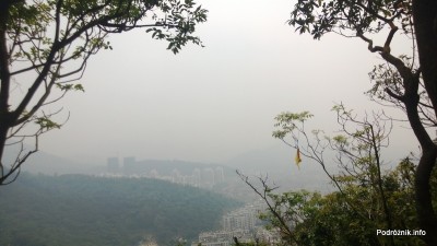 Chiny - Shenzhen - ogród botaniczny - miasto widziane podczas podchodzenia pod górę - kwiecień 2013