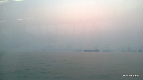 Chiny - widok z okna promu po zmierzchu na trasie Shenzhen Makao - kwiecień 2013