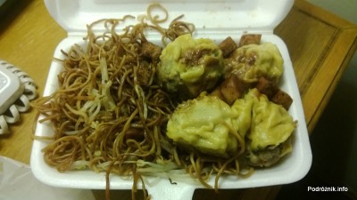 Chiny - Makao - makaron z pierożkami i tofu na wynos - kwiecień 2013