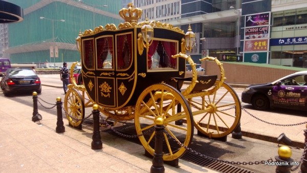Chiny - Makao - złota kareta przed hotelem - kwiecień 2013