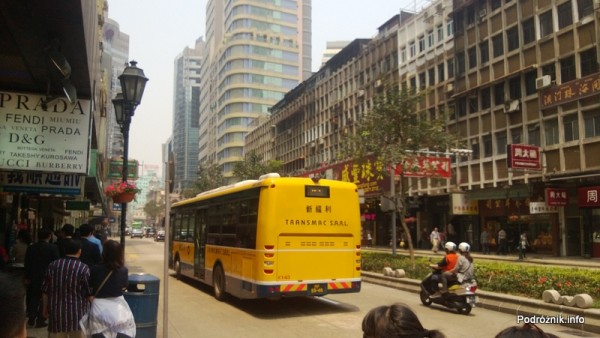 Chiny - Makao - ruch uliczny w centrum - tył żółtego autobusu - kwiecień 2013