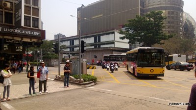 Chiny - Makao - ruch uliczny w centrum - pojazdy skręcające na skrzyżowaniu - kwiecień 2013