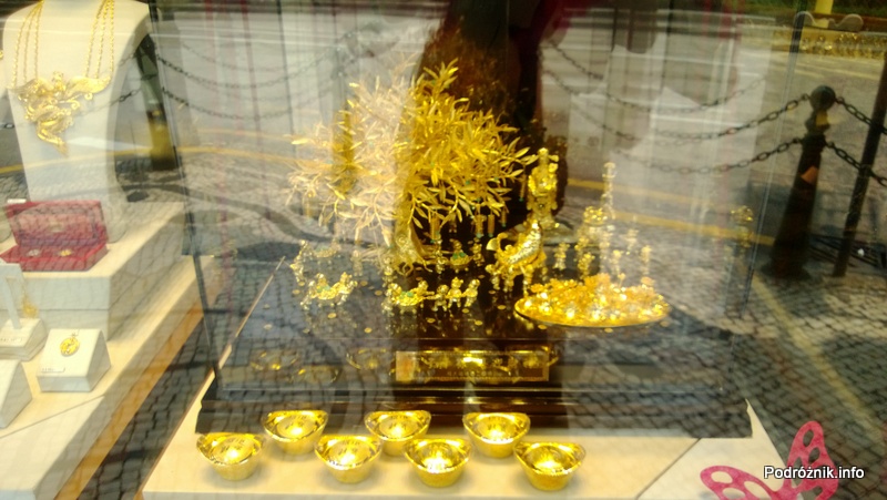 Centrum Makao – ruch uliczny, złoto i świeże owoce morza