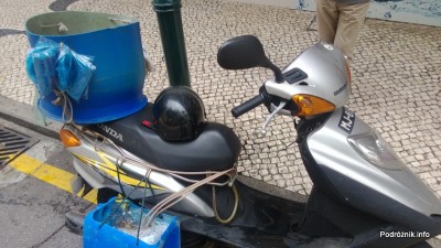 Chiny - Makao - skuter dostawcy owoców morza - kwiecień 2013