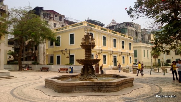 Chiny - Makao - zabytkowa fontanna na placu - kwiecień 2013
