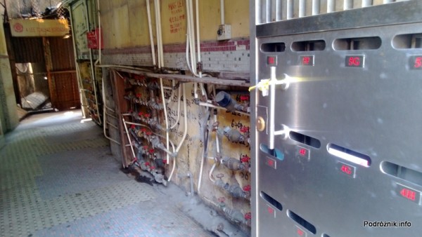 Chiny - Makao - wodomierze przy wejściu do budynku - kwiecień 2013