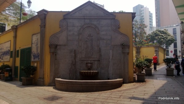 Chiny - Makao - zabytkowa fontanna na rogu budynku - kwiecień 2013