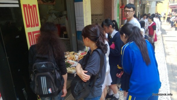 Chiny - Makao - młodzież przed lokalnym barem szybkiej obsługi - kwiecień 2013