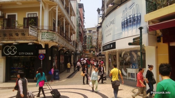 Chiny - Makao - plac ze sklepikami w starej części miasta - kwiecień 2013