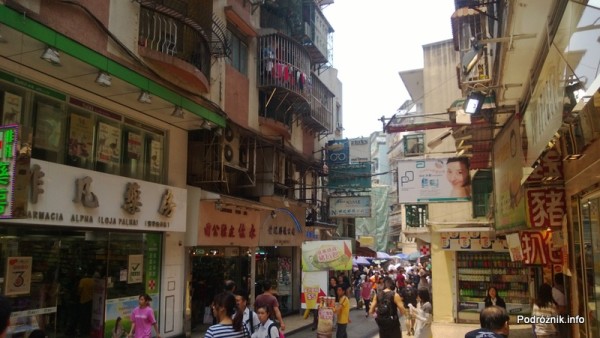 Chiny - Makao - uliczka z turystami w starej części miasta - kwiecień 2013
