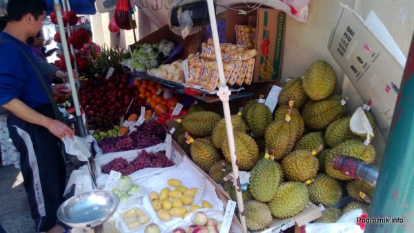 Chiny - Makao - durian na straganie z lokalnymi azjatyckimi owocami - kwiecień 2013