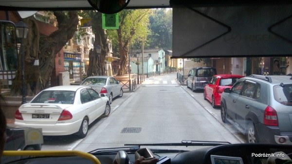 Chiny - Makao - kierowca miejskiego autobusu i jego stanowisko pracy - kwiecień 2013