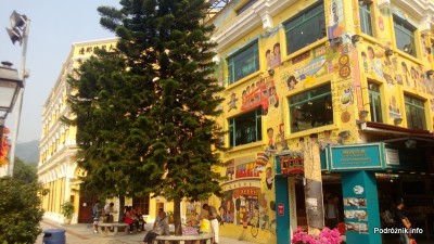 Chiny - Makao - Taipa - kolorowy sklep z zabawkami na obrzeżach starej części miasta - kwiecień 2013