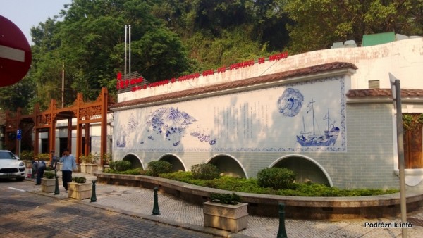 Chiny - Makao - Taipa - ściana zdobiona ceramiką w stylu portugalskim - kwiecień 2013