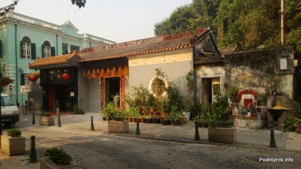 Chiny - Makao - Taipa - plac przed świątynia - kwiecień 2013