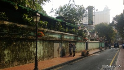 Chiny - Makao - Taipa - uliczka przy starym murze - kwiecień 2013