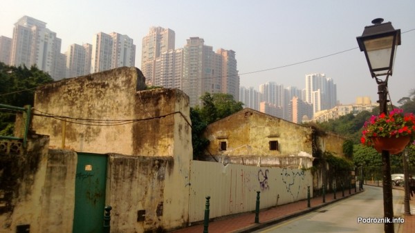 Chiny - Makao - Taipa - blokowisko w tle starej fabryki petard - kwiecień 2013